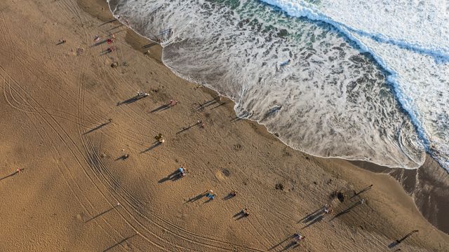 Luna De Jong, Digital Print on Aluminium, Waves on the Beach, 2015